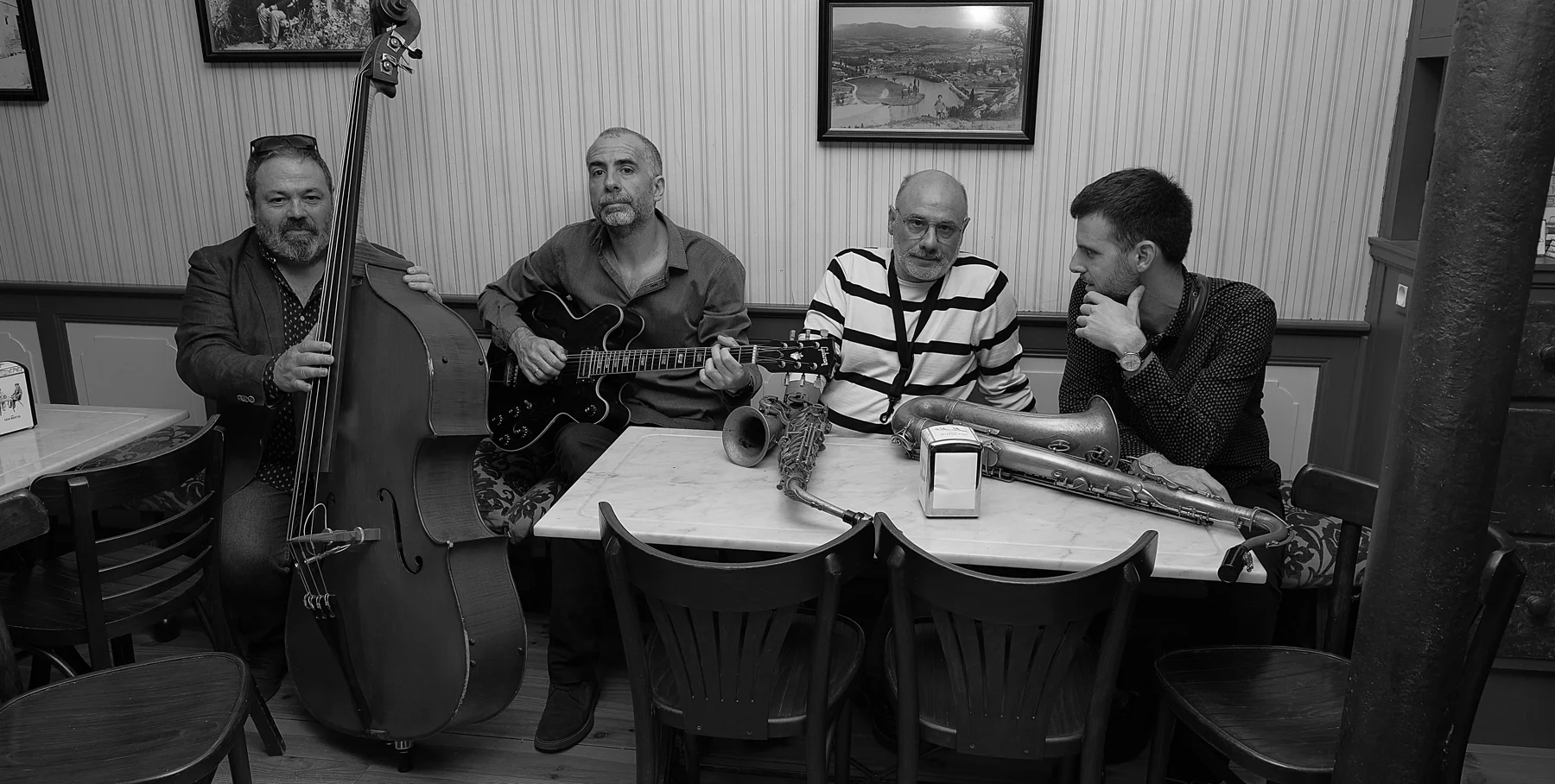Los músicos reunidos alrededor de una mesa